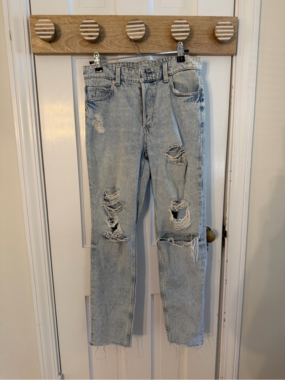 & Denim (H&M) Boyfriend Low Waist Size 2 Light Wash Distressed Ripped Jeans